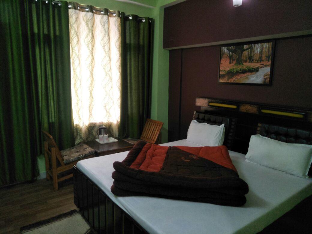 Hotel Mansarovar Banjār Esterno foto