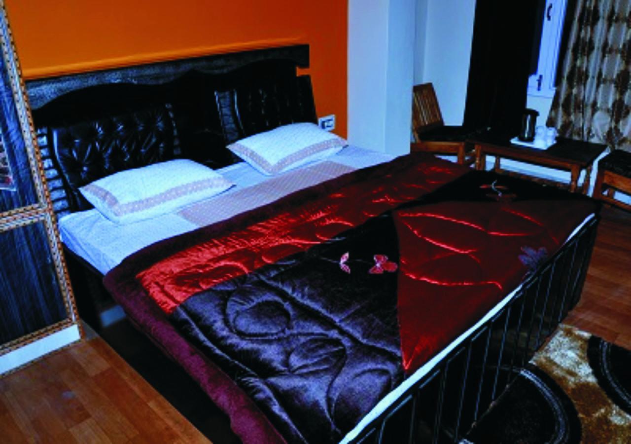 Hotel Mansarovar Banjār Esterno foto