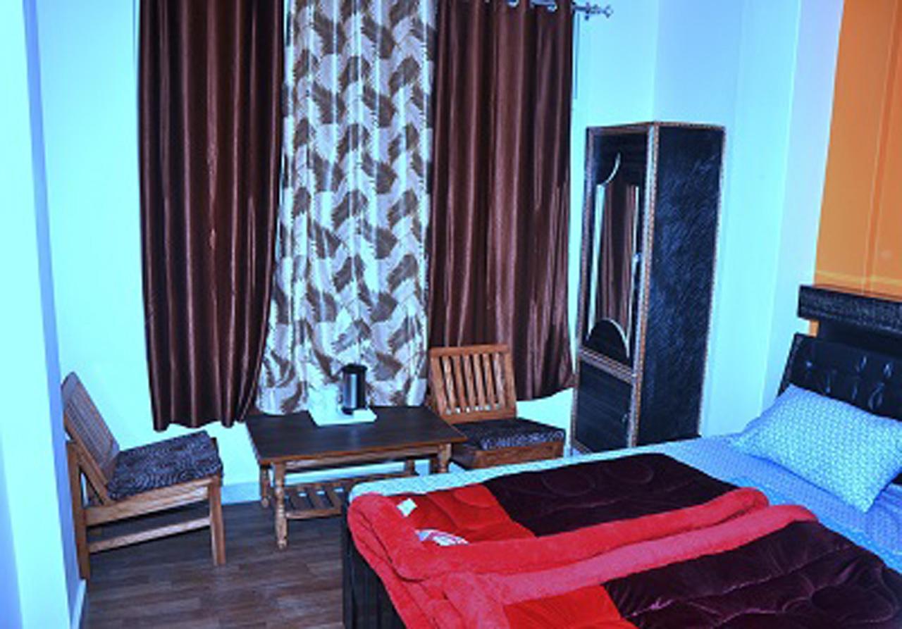 Hotel Mansarovar Banjār Esterno foto